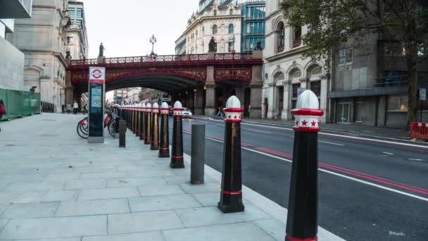 Holborn Viaduct weg brug oversteken Farringdon Street in de City of London — Stockvideo