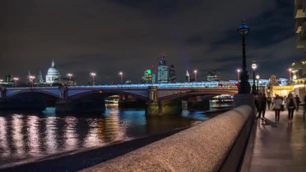 South Bank London Promenade in Richtung Blackfriars Bridge bei Nacht, Zeitraffer. — Stockvideo