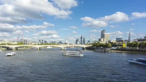 伦敦金融城全景, 滑铁卢大桥上的汽车交通, 泰晤士河上的船只航行。时光流逝, 英国伦敦. — 图库视频影像