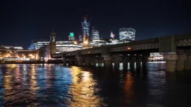 Cannon Street tren Köprüsü arka planda, şehir manzarası ile gece zaman atlamalı, Londra, Gb