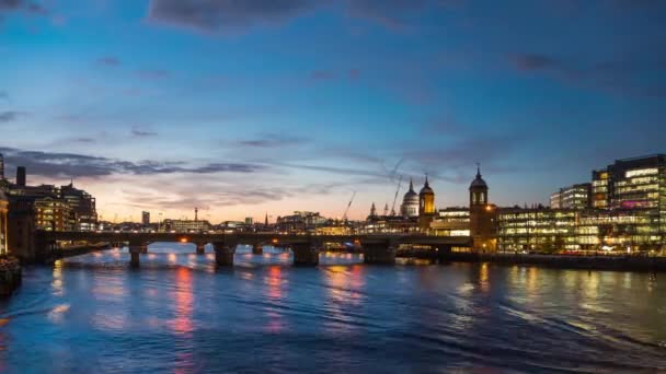 Trenler rides Cannon Street tren köprüden, zaman atlamalı, Londra, İngiltere — Stok video