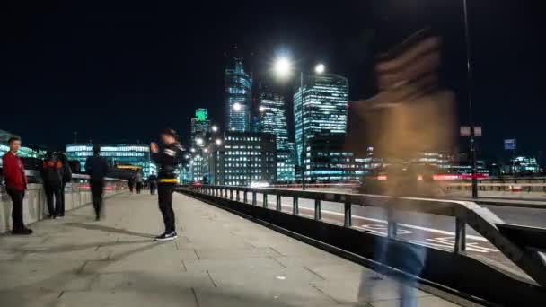 Вечером пешеходы идут через Лондонский мост из лондонского Сити. Time lapse, 4K, Лондон, Великобритания . — стоковое видео