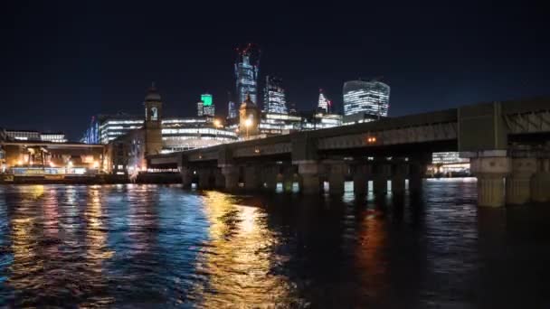 Cannon Street Railway Bridge v noci s panorama města v pozadí, časová prodleva, Londýn, Gb — Stock video