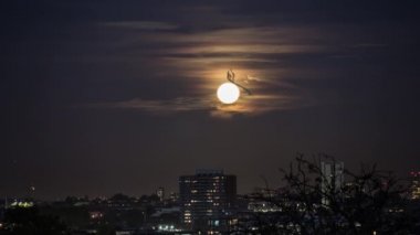 Londra manzarası ile binaların altında bir dolunay, Londra, İngiltere, Avrupa Primorse Tepesi'nden görünümünü