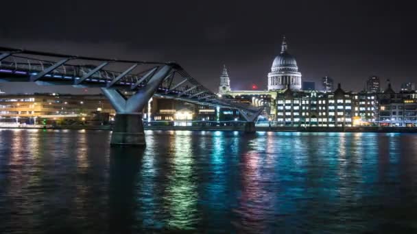 Nacht time-lapse van de London Millennium Bridge en St. Pauls Cathedral — Stockvideo