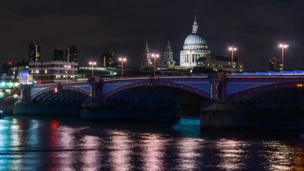 Skyline londinense con el iluminado puente Blackfriars sobre el río Támesis y la catedral de St Pauls por la noche. Londres, Reino Unido — Vídeo de stock