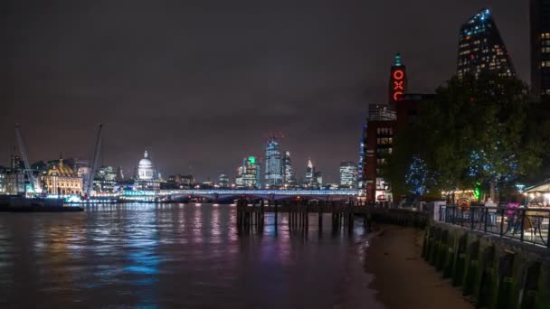 Noční Londýn městské panorama, mrakodrapy, South Bank promenáda, Blackfriars bridge, panoramatický pohled. — Stock video