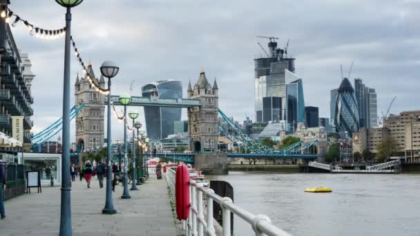 Tower Bridge från historiska riverside gatan Shad Thames, tidsfördröjning. London, England — Stockvideo