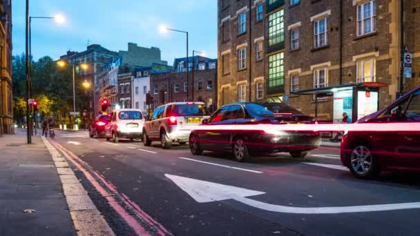 Tráfico en Londres, Tooley Street con peatones, autobuses rojos pasando. Time lapse, Londres, Reino Unido — Vídeos de Stock