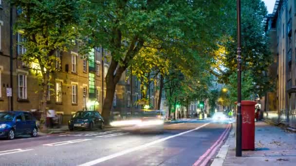 Verkeer in Londen, Tooley straat met voetgangers, rode bussen passeren. Time lapse, Londen, Verenigd Koninkrijk — Stockvideo