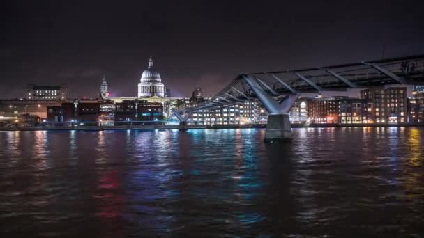 Panoramiczny widok na katedrę św Pauls i Millennium Bridge w nocy. Londyn, Anglia, upływ czasu. — Wideo stockowe