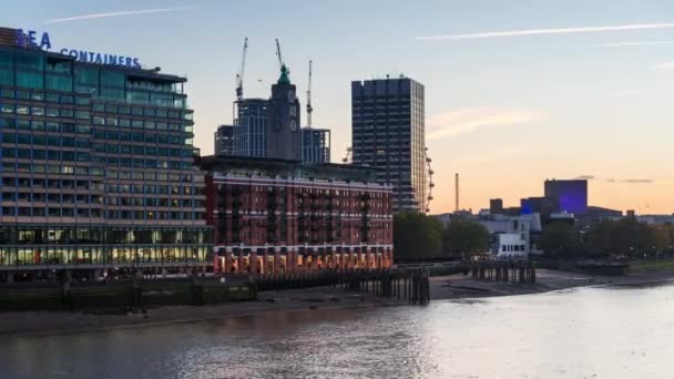 Uitzicht op de rivier de Theems met de Oxo-toren, London Eye en de Royal Festival Hall bij zonsondergang. Londen, UK — Stockvideo