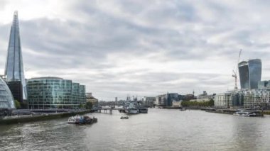 Kule Köprüsü 'nden Thames Nehri 'nin panoramik manzarası. Londra, Ingiltere, zaman atlamalı.