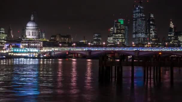 Blackfriars Bridge, St Pauls Cathedral e os arranha-céus da cidade de Londres à noite, Londres, Reino Unido — Vídeo de Stock