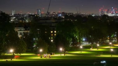 Parkta birlikte çalışan aktif insanlar. Açık hava sporları. Akşam çalıştırın. Londra, Primrose Hill. Zaman atlamalı.