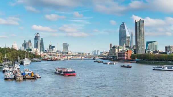 Προβολή ώρας λήξη του ποταμού Τάμεση, γέφυρα Blackfriars, Southbank, η πόλη του Λονδίνου και το Canary Wharf σε απόσταση. — Αρχείο Βίντεο