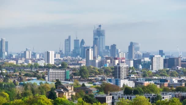 Pemandangan langit udara Kota London dari Parliament Hill, Hampstead Heath, London, Inggris. Waktu jeda . — Stok Video