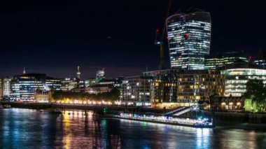 Thames Nehri, kule Millennium iskele ve Walkie Talkie oluşturma, gece aydınlatma, zaman atlamalı kuzey kıyısında. Londra, İngiltere.