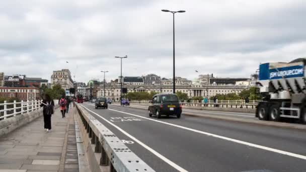 ウォータールー橋、ロンドン、イギリス、時間の経過の上を歩く人 — ストック動画