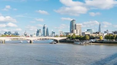 Waterloo Köprüsü üzerinden Thames Nehri boyunca panoramik Londra ve St Paul Katedrali, zaman atlamalı, kentin ikonik gökdelenler için.