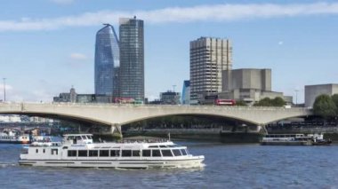 Londra, İngiltere'deki Thames Nehri üzerinde Waterloo Köprüsü ve konteyner mavna üzerinde otomobil trafik.