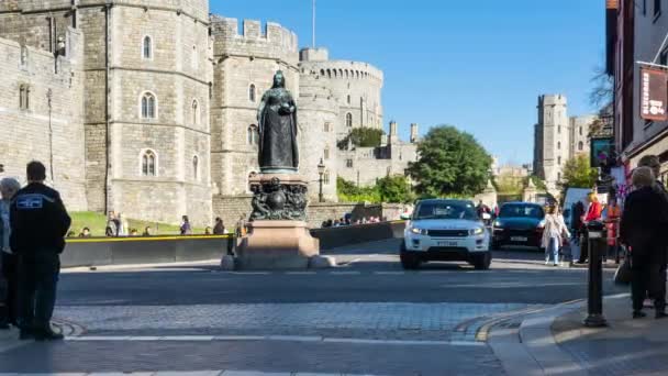 Trafikk på High Street og Castle Hill, Windsor Castle fra middelalderen med en statue av dronning Victoria. Tidsforfall. Windsor, Berkshire, England, Det forente kongerike . – stockvideo