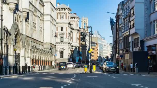 Zeitraffer-Ansicht von Verkehr und Fußgängern in der belebten Strandstraße. Drachenstadt London Tempelbar. London, England. — Stockvideo