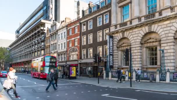 Prodleva zobrazení času dopravy a autobusová zastávka v rušné ulici Strand. City of Westminster, centrální Londýn. Londýn, Anglie. — Stock video