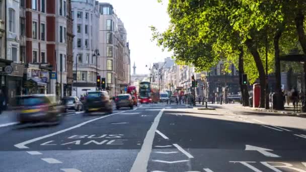 Tempo vista lapso de tráfego e pedestres na movimentada Strand Street. Cidade de Westminster, centro de Londres. Londres, Inglaterra . — Vídeo de Stock