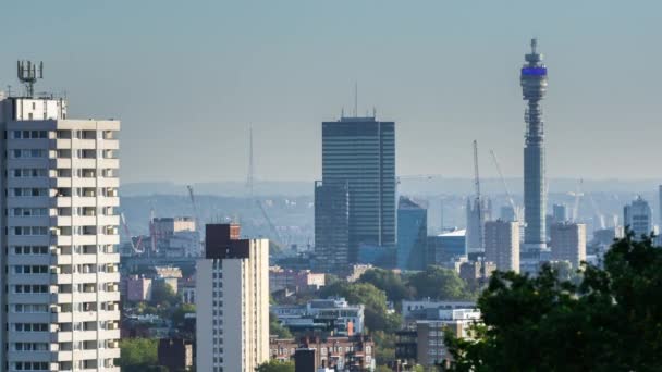 Vista de lapso de tiempo del centro de Londres desde el punto más alto de Hampstead Heath mostrando la torre BT . — Vídeo de stock