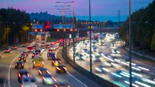 Atasco de tráfico nocturno en la carretera británica. Autopista Orbital de Londres M25 . — Vídeos de Stock