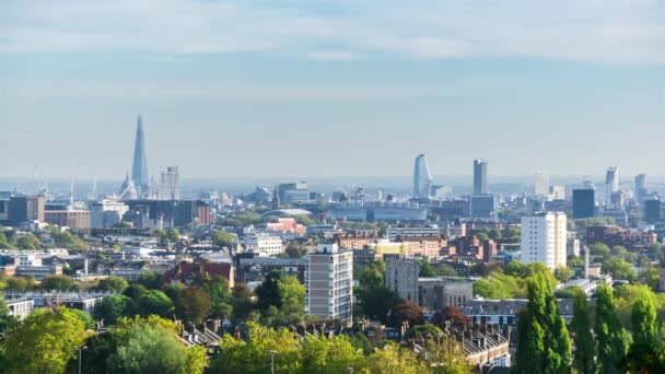 A vista do centro de Londres a partir do ponto alto em Hampstead Heath — Vídeo de Stock