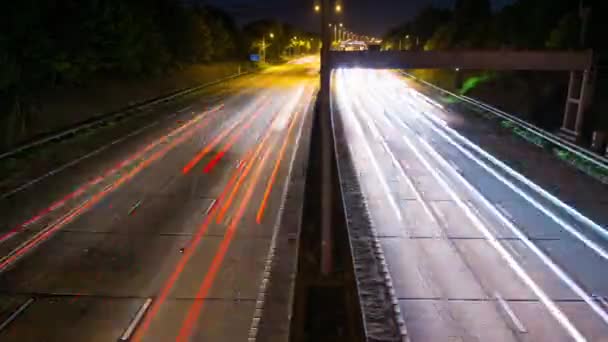 Tid förflutit av bilar trafik på London Orbital motorväg M25 nattetid — Stockvideo
