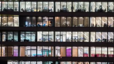 Akşam zamanı yakın çekim Office Windows Business Center 'Da View London City UK zaman atlamalı