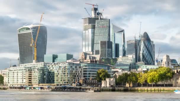 Zeitraffer des Londoner Finanzviertels mit Wolken, die an den Wolkenkratzern vorbeiziehen, England, Großbritannien. — Stockvideo