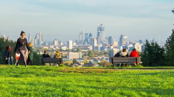 Les gens se reposent et profitent de l'horizon londonien depuis le sommet de la colline du Parlement, à Hampstead Heath, en peu de temps. Londres, Royaume-Uni . — Video