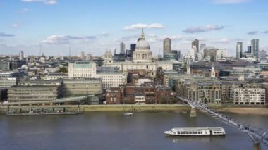 St Pauls Katedrali ve Milenyum köprüsü ile Londra Şehrinin Panoramik Hava Manzarası, Timelapse