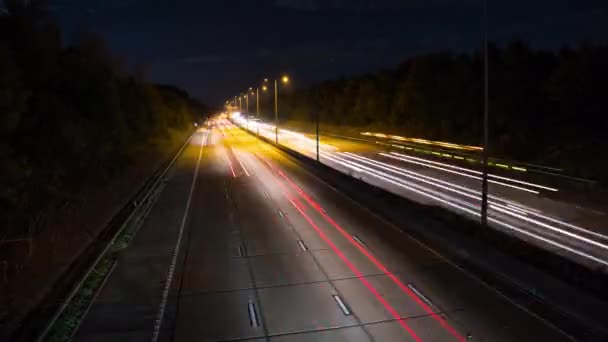 Dálniční dopravní automobily v noční době. Dálnice s těžkým provozem v dopravní špičce. Vozy pohání vysokou rychlostí. — Stock video