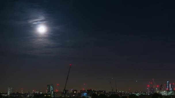Widok na panoramę Londynu z budynków z Primorse Hill w pełni księżyca, Londyn, Anglia, Wielka Brytania, Europa — Wideo stockowe