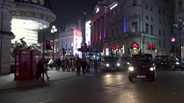 Avondverlichting Londen Haymarket cross Walk Road rode dubbeldekker bus zwarte cab. Londen, UK — Stockvideo