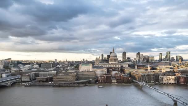 セントポール大聖堂とミレニアム橋、タイムラプスでロンドン市のパノラマ航空ビュー — ストック動画