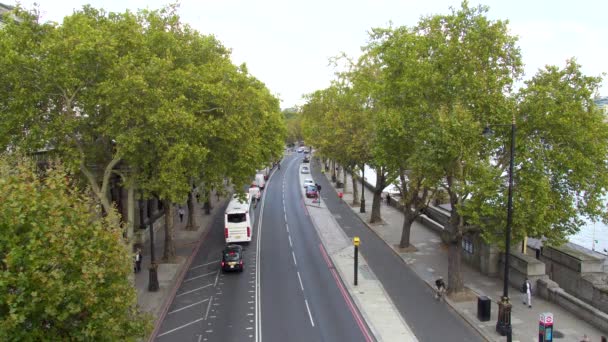 Hora del día Londres Victoria Embankment Road, Waterloo Bridge, Tráfico de Coches . — Vídeos de Stock