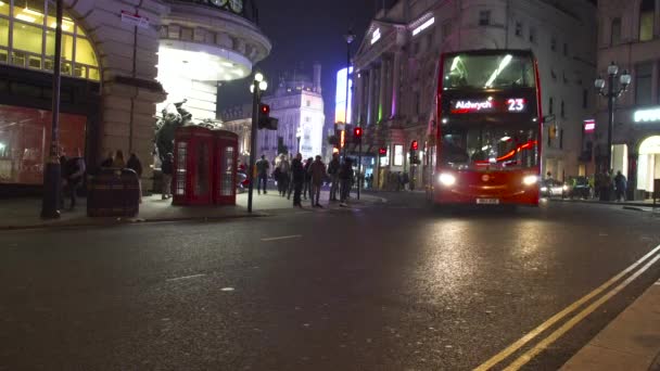 夕方のイルミネーションロンドンヘイマーケット横断歩道道路赤ダブルデッカーバスブラックキャブ。ロンドン,イギリス — ストック動画