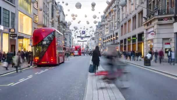 Červené dvoupatrové autobusy na Oxford Street, Vánoční dekorace, časová prodleva, Londýn Anglie Spojené království UK — Stock video