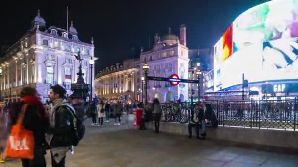 Multitud de turistas cerca de la estación de metro Piccadilly Circus, estatua de Eros, señal de metro, Time lapse, centro de Londres, Inglaterra, GB, Reino Unido, UE, Europa . — Vídeo de stock