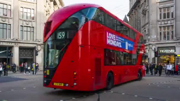 Davy lidí na rušném průsečíku poblíž Oxfordu-cirkusového nádraží na Oxford Street, Time-Londýn Anglie Spojené království UK. — Stock video