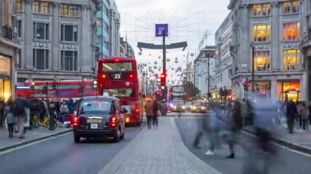 Nakupující v rušné londýnské ulici-Oxford Street, Londýn, Anglie, Velká Británie, čas zanikne. — Stock video