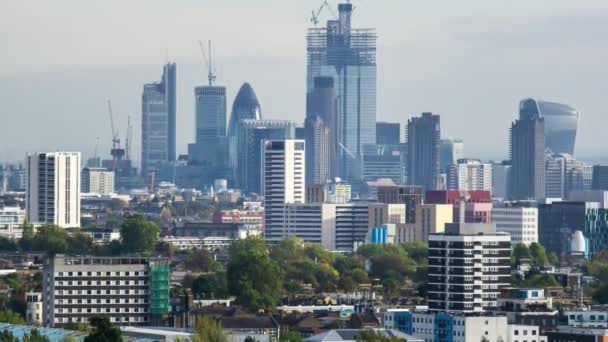 La vista del centro de Londres desde el punto más alto de Hampstead Heath — Vídeos de Stock