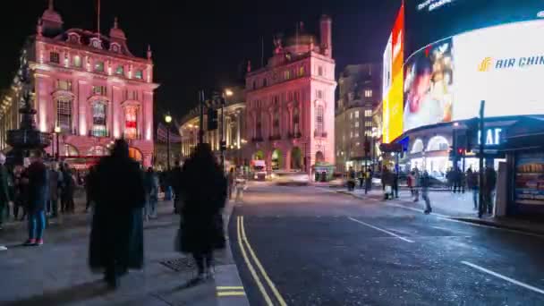 Толпы людей на оживленной ночи Piccadilly Circus, неоновая реклама мигает, легкие тропы из Лондона красные автобусы на дороге, время истекает, Лондон, Великобритания . — стоковое видео