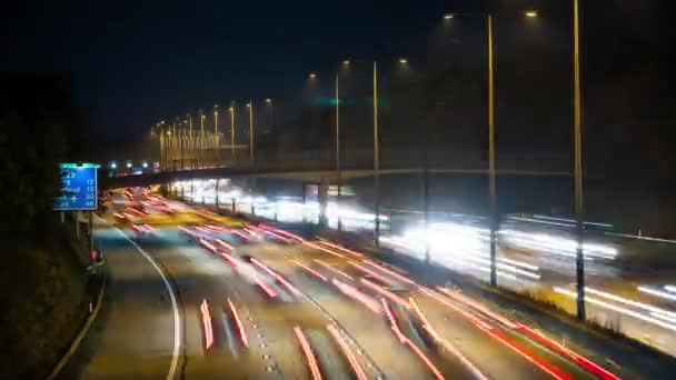 夜間の過ちに交通量の多い高速道路。高速で運転する車. — ストック動画